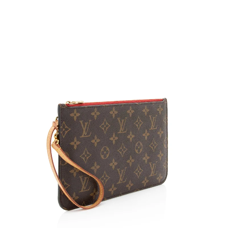 Ladies Louis Vuitton Petite Malle bags with a star - shaped charm for cutenessLouis Vuitton Monogram Canvas Neverfull MM Pochette (ZwlYNZ)