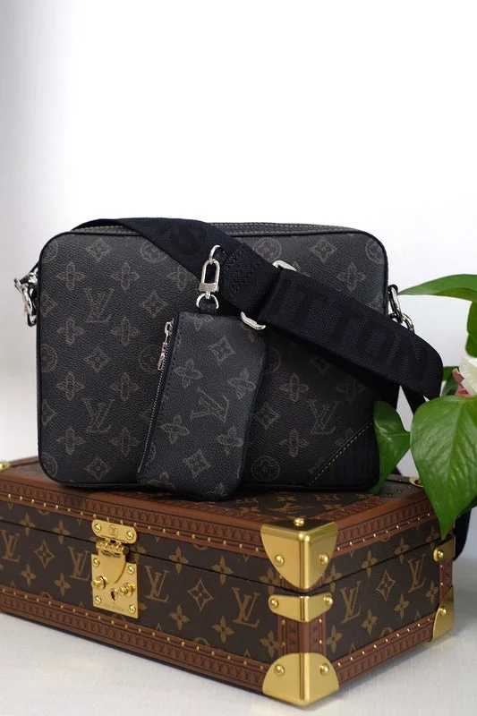 Louis Vuitton tote bags with a printed LV logo on the front for brand visibilityBoldCollect - LOUIS VUITTON Bags - 813