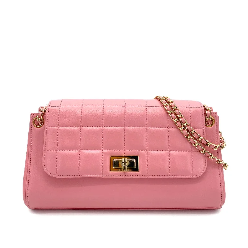 Chanel bags for women who love timeless fashionCHANEL VINTAGE 2.55 CHOCOLATE BAR CHAIN SHOULDER BAG PINK LAMB SKIN 90255095