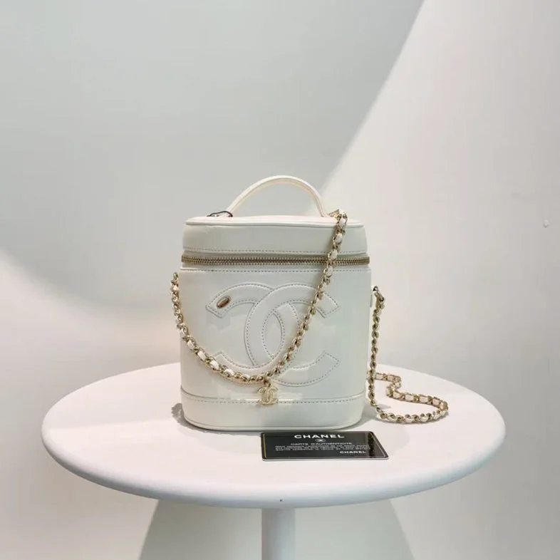 Chanel bags with the perfect balance of luxury and functionalityChanel White Leather Crossbody Bucket Bag Medium