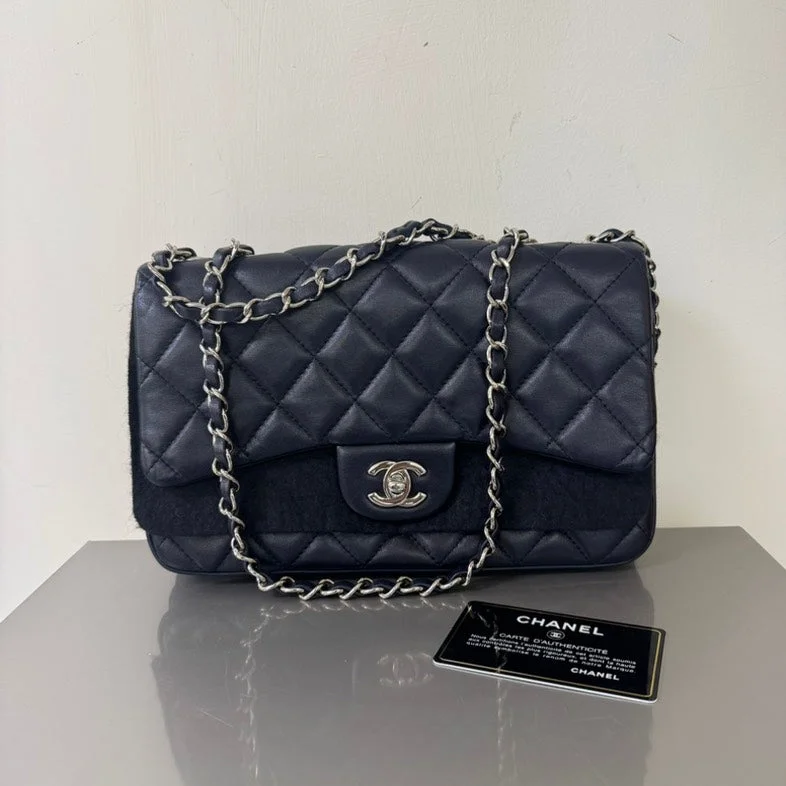 Chanel bags for the minimalist fashionChanel Flap Bag Black Quilted Leather Medium Size